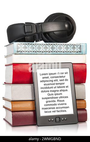 Livres papier traditionnels, e-book et écouteurs isolés sur fond blanc. Concept d'une façon alternative de lire les livres. Banque D'Images