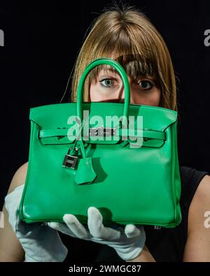 Londres, Royaume-Uni. 26 février 2024. Hermès : a bambou Swift Leather Birkin 25, c.2012, est £12 000 - £18 000 - Un aperçu de la vente de sacs à main et mode chez Bonhams Knightsbridge, Londres. La vente elle-même aura lieu le 28 février à Knightsbridge. Crédit : Guy Bell/Alamy Live News Banque D'Images