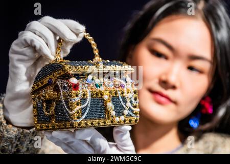 Londres, Royaume-Uni. 26 février 2024. Judith Leiber : a Gold 'Sunken Treasure Chest' Clutch Bag, 2022, est £600 - £800 - Un aperçu de la vente de sacs à main et de mode chez Bonhams Knightsbridge, Londres. La vente elle-même aura lieu le 28 février à Knightsbridge. Crédit : Guy Bell/Alamy Live News Banque D'Images