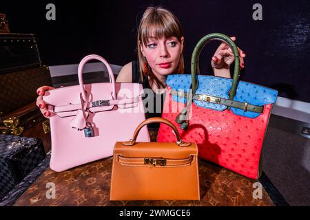 Londres, Royaume-Uni. 26 février 2024. Rose Sakura Swift Leather Birkin 25 avec un cuir Epsom Gold Mini Kelly II 20, 2023, et une commande spéciale Tri-Colour Ostrich Birkin 30, All Hermès : et est £18 000 - £22 000 chacun - Un aperçu de la vente de sacs à main Designer et mode chez Bonhams Knightsbridge, Londres. La vente elle-même aura lieu le 28 février à Knightsbridge. Crédit : Guy Bell/Alamy Live News Banque D'Images