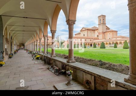 FERRARA, ITALIE - 9 NOVEMBRE 2021 : le cimetière Certosa di Ferrara et l'église Chiesa di san Cristoforo. Banque D'Images