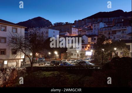 Vue de la ville médiévale espagnole Quesada dans la province de Jaen en Andalousie, illuminée par des lampadaires le soir. Style de vie, voyages et tourisme c Banque D'Images