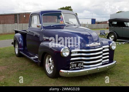 Vue de trois quarts avant d'une Hot Rod Purple 1949 Chevrolet 3100 exposée dans la zone de passage des rapports et de dérive de Yokohama du Festival Silverstone 2023 Banque D'Images