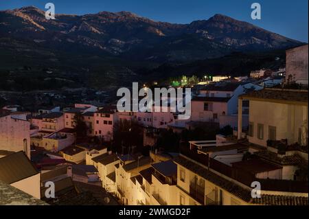 Quesada de nuit - belle ville médiévale et historique dans la province de Jaen en Andalousie, Espagne. Tourisme et concept de voyage. Bâtiments blancs et maison Banque D'Images