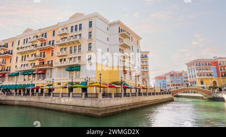 Qanat quartier, Doha, Qatar- 20 février 2024 : résidentiel et magasins aux couleurs vives dans le quartier résidentiel Pearl avec venice concept. Banque D'Images