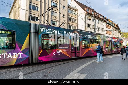 Eine Strassenbahn mit der seitlichen Aufschrift 'Vielfalt verbindet unsere Stadt' fährt beim Platz der alten Synagoge vorbei. (Freiburg im Breisgau, D. Banque D'Images