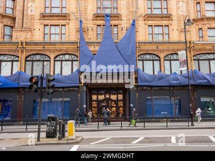 Brompton Road, Londres, Royaume-Uni. 26 février 2024. Harrods green est remplacé par Burberry Blue check pour la promotion de Burberry dans un partenariat entre les deux sociétés, qui se terminera en février 2024. Harrods entre dans sa 175e année depuis son ouverture. Crédit : Malcolm Park/Alamy Live News Banque D'Images