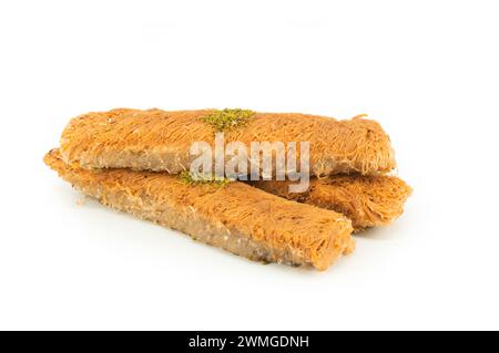 Dessert turc kadayif isolé sur fond blanc, pâte râpée cuite au sirop recouverte de pistaches écrasées, délice turc Banque D'Images