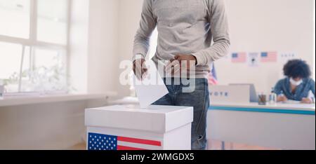 Femme méconnaissable mettant son vote dans les urnes, usa Elections. Bannière avec espace de copie. Banque D'Images