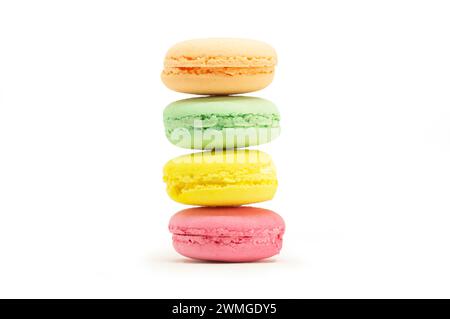 Dessert français macarons colorés isolés sur fond blanc Banque D'Images