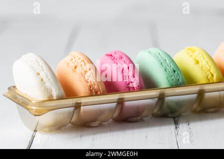 Macarons colorés dessert français sur fond rustique Banque D'Images