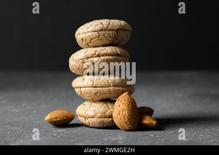 Biscuit aux amandes Acibadem avec amande sur fond rustique, cuisine turque Banque D'Images
