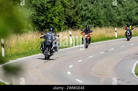 Einige Motorradfahrer fahren auf einer Überlandsstrasse ausserorts durch den Hochschwarzwald. (Bonndorf im Schwarzwald, Allemagne, 08.07.2023) Banque D'Images