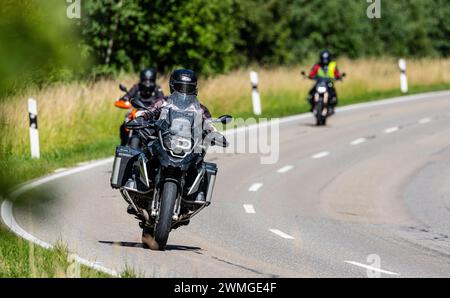 Einige Motorradfahrer fahren auf einer Überlandsstrasse ausserorts durch den Hochschwarzwald. (Bonndorf im Schwarzwald, Allemagne, 08.07.2023) Banque D'Images