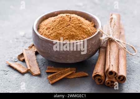 Bâtonnets de cannelle et poudre de cannelle sur fond rustique, épice saine, (Cinnamomum) Banque D'Images