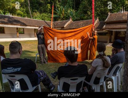 Moine bouddhiste partageant des enseignements et des choses pratiques sur le bouddhisme au temple Wat Pha Lat dans les collines au-dessus de Chiang mai, Thaïlande Banque D'Images