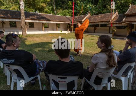 Moine bouddhiste partageant des enseignements et des choses pratiques sur le bouddhisme au temple Wat Pha Lat dans les collines au-dessus de Chiang mai, Thaïlande Banque D'Images