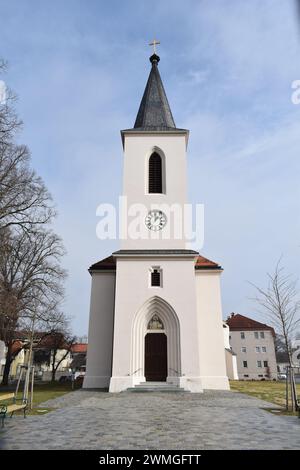 MARCHEGG, AUTRICHE - 17 FÉVRIER 2024 : église paroissiale disposant de Margaret d'Antioche dans le centre-ville de Marchegg. Banque D'Images