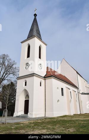 MARCHEGG, AUTRICHE - 17 FÉVRIER 2024 : église paroissiale disposant de Margaret d'Antioche dans le centre-ville de Marchegg. Banque D'Images