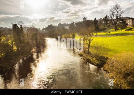 Vue sur la rivière Swale jusqu'à Richmond et le château de Richmond. Soleil de printemps de l'après-midi. Photographié depuis le pont routier de la gare. Banque D'Images