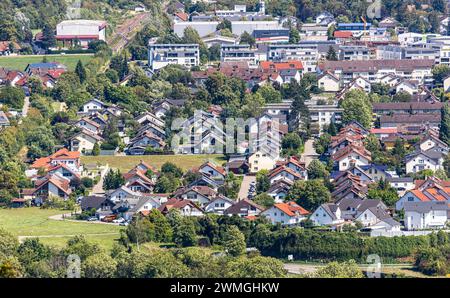 Ein Wohnquartier mit Eigenheimen in Lauchringen, einer Nachbargemeinden von Waldshut-Tiengen. (Waldshut-Tiengen, Allemagne, 30.07.2023) Banque D'Images