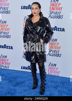 Santa Monica, États-Unis. 25 février 2024. SANTA MONICA, LOS ANGELES, CALIFORNIE, États-Unis - FÉVRIER 25 : Noomi Rapace vêtue de Jeremy Scott arrive aux 2024 film Independent Spirit Awards (39e film Independent Spirit Awards) qui se tiennent à Santa Monica Beach le 25 février 2024 à Santa Monica, Los Angeles, Californie, États-Unis. ( Credit : image Press Agency/Alamy Live News Banque D'Images