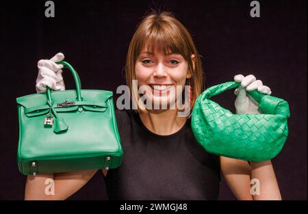 Londres, Royaume-Uni. 26 février 2024. Herms : a bambou Swift Leather Birkin 25, c.2012, est £12 000 - £18 000 Bottega Veneta : a perakeet Green Lambskin Mini Jodie, est £700 - £900 aperçu de presse de la vente de sacs à main et de mode chez Bonhams Knightsbridge. La vente aura lieu le mercredi 28 février à Bonhams. Crédit : Mark Thomas/Alamy Live News Banque D'Images