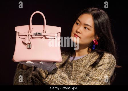 Londres, Royaume-Uni. 26 février 2024. Rose Sakura Swift Leather Birkin 25, est £18,000-£22,000. Aperçu de presse de la vente de sacs à main et de mode chez Bonhams Knightsbridge. La vente aura lieu le mercredi 28 février à Bonhams. Crédit : Mark Thomas/Alamy Live News Banque D'Images