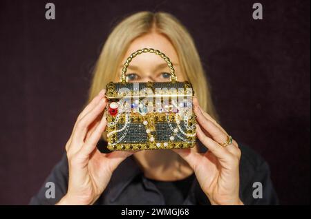 Londres, Royaume-Uni. 26 février 2024. Judith Leiber : a Gold 'Sunken Treasure Chest' Clutch Bag, 2022, est £600 - £800 aperçu de presse de la vente de sacs à main et de mode chez Bonhams Knightsbridge. La vente aura lieu le mercredi 28 février à Bonhams. Crédit : Mark Thomas/Alamy Live News Banque D'Images