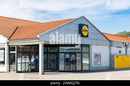 Eingangsbereich der filiale im Süddeutschen Tiengen. Rechts davon Hat es eine DHL-Packstation. (Waldshut-Tiengen, Allemagne, 30.07.2023) Banque D'Images