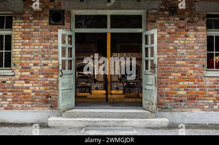 Der Eingangsbereich in das Krematorium BEI der Baracke X im ehemaligen Konzentrationslager Dachau. (Dachau, Allemagne, 08.04.2023) Banque D'Images