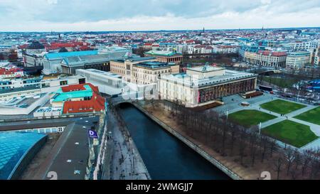 Drone point de vue sur Lustgarten et Alter Museum et une partie du musée historique allemand et Kupfergrassen - hiver à Berlin - bientôt Noël! Banque D'Images