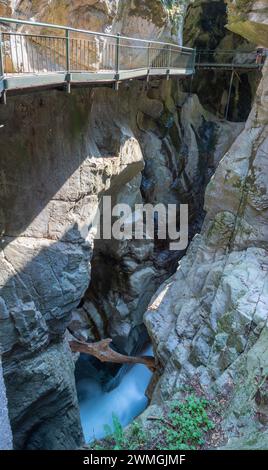 La cascade et le gouffre Orido di Bellano - Lac de Côme. Banque D'Images