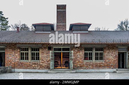 Eingangsbereich in das Krematorium in der Baracke X und Kamin im ehemaligen Konzentrationslager Dachau, dieses ist heute eine Gedänksstätte. (Dachau, Banque D'Images