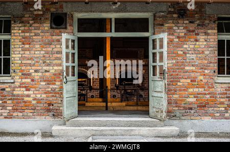 Der Eingangsbereich in das Krematorium BEI der Baracke X im ehemaligen Konzentrationslager Dachau. (Dachau, Allemagne, 08.04.2023) Banque D'Images