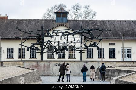 Blick auf das internationale Mahnmal mit dem Namen 'Skelett im Stacheldraht', welches vom jugolsawischen Bildhauer und KunstProfessor Nandor Glid ers Banque D'Images