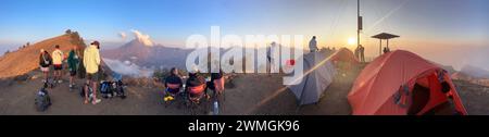 08.11.2023, Senaru, Lombok, IDN - Camp am Senaru-Kraterrand auf dem Mount Rinjani. Asiatisch, Asien, aussen, Aussenaufnahme, Berg, Berglandschaft, Caldera, Camp, Ferne, Gebirge, Gunung Rinjani Nationalpark, Herbst, Horizont, Indonesien, indonesisch, Inselbogen-Vulkan, Jahreszeit, Krater, Kraterrand, Landschaft, Landschaftsaufnahme, Lombok, Mensch, Menschen, Mont Rinjani, Nationalpark, Natur, Panorama, personne, Personen, QF, Querformat, Rinjani, Schichtvulkan, Senaru, Senaru Crater Rim, Senaru-Kraterrand, Suedostasien, Sundabogen, Touristen, Touristisch, Trekking-Tour, Trekkingtour, Vulkan, Vul Banque D'Images