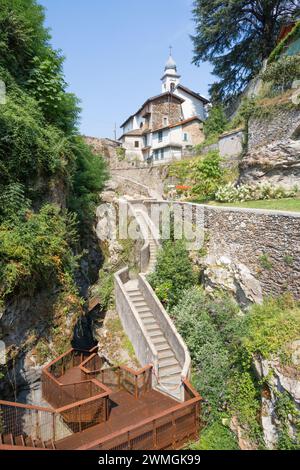 La sortie de la cascade et gouffre Orido di Bellano - lac Lago di Como. Banque D'Images