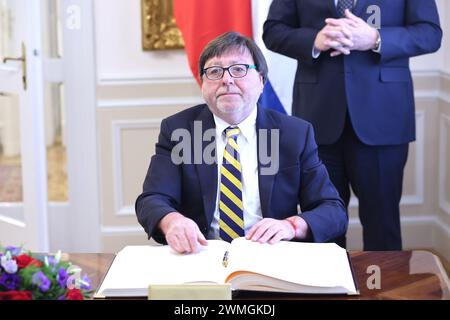 Zagreb, Croatie. 26 février 2024. Le Président de la Chambre des députés et représentant de la République du Chili Ricardo Cifuentes Lillo signe un Livre d'Or avant la rencontre avec le premier ministre de Croatie Andrej Plenkovic le 26. Février 2024. À Zagreb, Croatie. Photo : Patrik Macek/PIXSELL crédit : Pixsell/Alamy Live News Banque D'Images