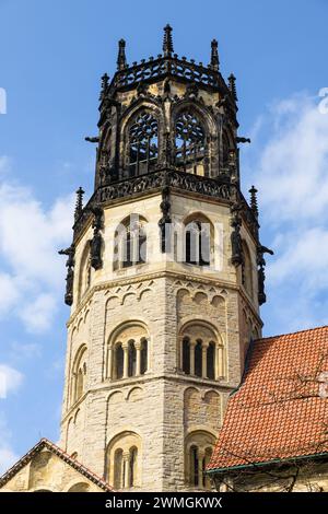 La tour de l'église catholique romaine historique Ludgeri dans la vieille ville de Munster dans le Munsterland, Allemagne. Banque D'Images
