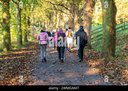 Un groupe de personnes marchant dans Avenham Park, Preston. Banque D'Images