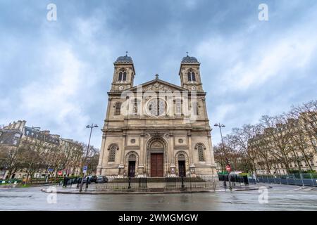 Vue extérieure de l'église catholique Saint-François-Xavier, monument historique situé sur le boulevard des Invalides, dans le 7ème arrondissement de Paris Banque D'Images