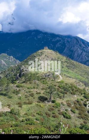 Une vue panoramique sur la Corse, les ruines de la forteresse Pasciola dans les montagnes Banque D'Images