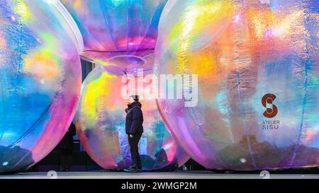 Londres, Royaume-Uni. 26 février 2024. Le personnel chargé de l'installation. Les 20 arcs Elysiens géants de couleur arc-en-ciel sont dévoilés au pied du Leadenhall Building dans la City de Londres. L'installation immersive gratuite, lumineuse et sonore, créée par l'Atelier Sisu, a été commandée par le Eastern City Business Improvement District et produite par FESTIVAL.ORG pour aider à soutenir le bien-être mental, physique et environnemental des travailleurs de la City et de Londres, dans le cadre de la campagne RECHARGE 2024 de BID qui dure depuis un an. Crédit : Imageplotter/Alamy Live News Banque D'Images