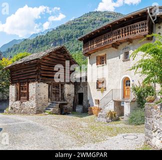 L'architecture rurale du village de Bondo dans la gamme Bregaglia - Suisse. Banque D'Images