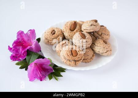 Almendrados, boulettes ou biscuits typiques à base d'amandes, de sucre et de blancs d'oeufs. Gâteaux aux amandes sur fond blanc. Banque D'Images