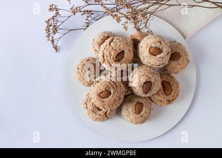 Almendrados, boulettes ou biscuits typiques à base d'amandes, de sucre et de blancs d'oeufs. Gâteaux aux amandes sur fond blanc. Banque D'Images