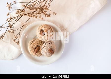 Almendrados, boulettes ou biscuits typiques à base d'amandes, de sucre et de blancs d'oeufs. Gâteaux aux amandes sur fond blanc. Banque D'Images