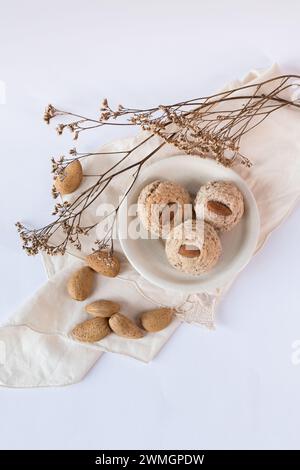 Almendrados, boulettes ou biscuits typiques à base d'amandes, de sucre et de blancs d'oeufs. Gâteaux aux amandes sur fond blanc. Banque D'Images