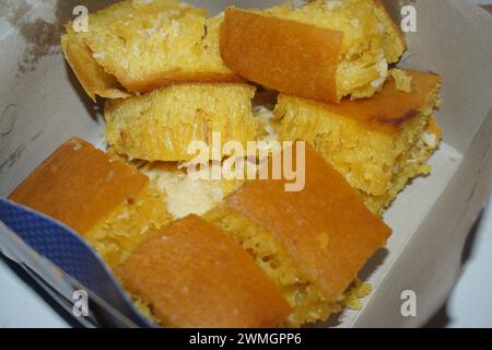 Photo de fromage banane martabak dans une boîte, une collation typiquement indonésienne Banque D'Images